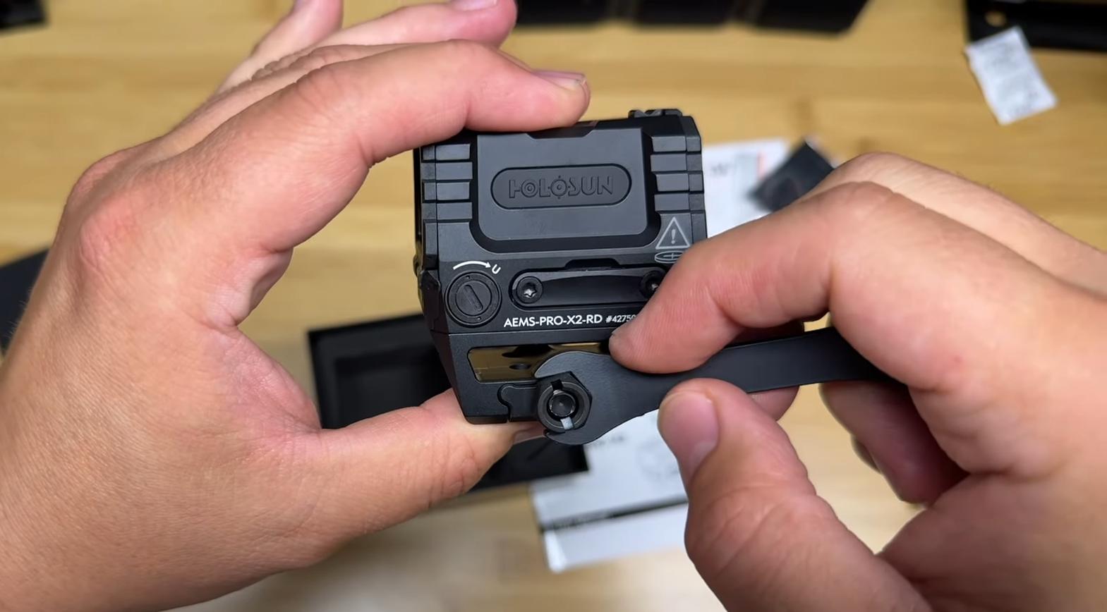 фото Holosun AEMS Pro X2 RD крепление на Weaver/Picatinny
